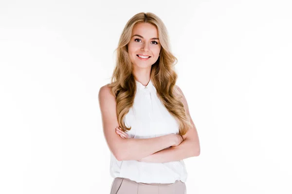 Çok profesyonelce. Güzel ve genç birbayan gülümseme duran beyaz arka plan ile kameraya bakıyor