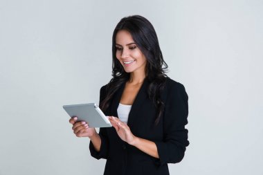 Onun hayatında teknoloji. Güzel genç işkadını gülümseme duran beyaz arka plan ile onun dijital tablet kullanma