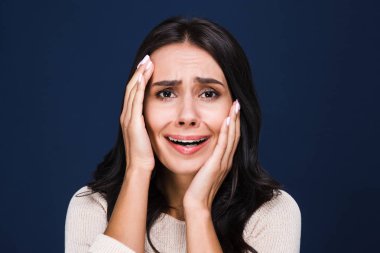 Yazık! Siyah arka plan karşı dururken surat güzel genç kadın portresi