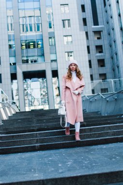 Hafta sonu yürüyüş. Pembe ceket açık havada duran süre uzağa bakarak güzel genç kadının tam uzunlukta