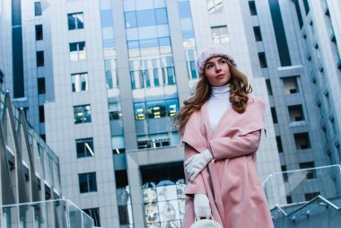 Dalgın Kış Güzellik. Pembe ceket açık havada duran süre uzağa bakarak güzel genç kadın