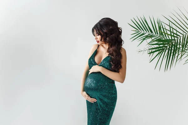 İhale güzellik. Güzel hamile kadın gece elbisesi uzak duran beyaz arka planı arıyorum.