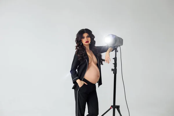 Elegantní Krásu Krásná Mladá Těhotná Žena Černé Hedvábné Pyžama Podíváme — Stock fotografie