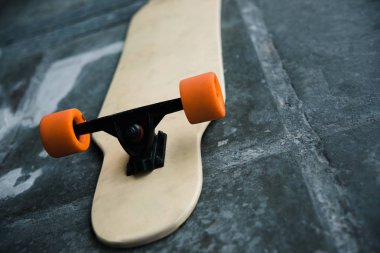 Longboard yeni bir hobi olduğunu. Bir beton zemin üzerinde uzanmış longboard resmini 