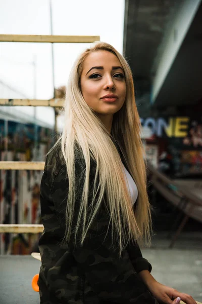 Pure Beauty Young Beautiful Woman Looking Away While Sitting Skateboard — Stock Photo, Image