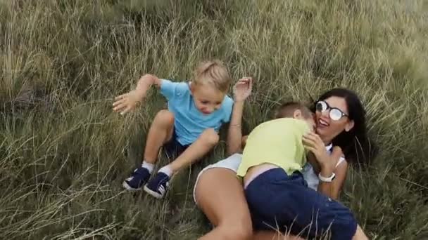 Τα παιδιά παίζουν με τη μαμά μου στα βουνά μια διασκέδαση οικογένεια — Αρχείο Βίντεο