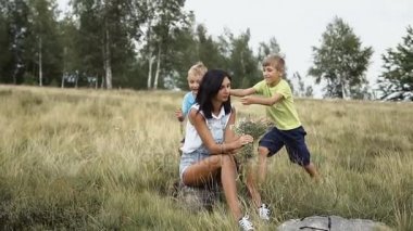 Çocuk oyun annem dağlarda ile eğlenceli bir aile