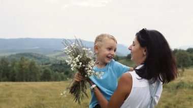 Çocuk oyun annem dağlarda ile eğlenceli bir aile ağır çekim