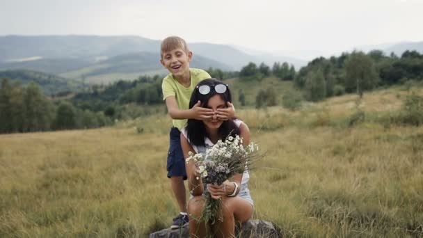 Los niños juegan con mi mamá en las montañas una familia divertida — Vídeos de Stock