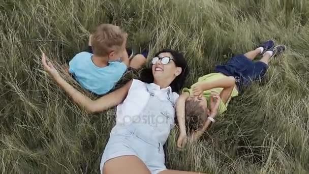 Crianças brincam com minha mãe nas montanhas uma família divertida — Vídeo de Stock