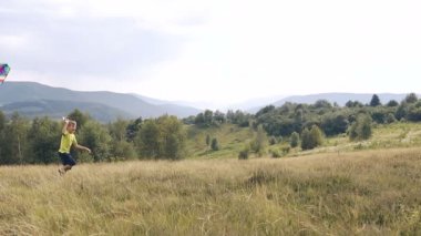 Çocuk çalışır ve bir yılan dağlarda başlattı