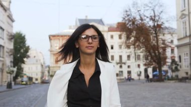 Gözlüklü genç iş kadını şehre gider