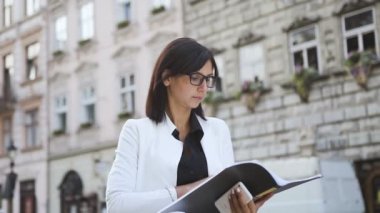 Genç iş kadını şehre gider ve belgeler görünüyor