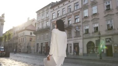 Belgeler ve atma şakalar ile şehrin her yerinde iş kadını beyaz elbiseli gider