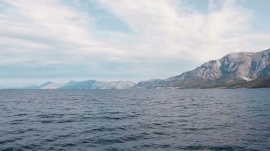 Işık dalgaları Adriyatik Denizi'nde beyaz taştan. Dalmaçya. Hırvatistan