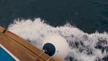 Gün batımında cruise gemi denizde. Güzel yaz deniz manzarası. Dalmaçya. Hırvatistan