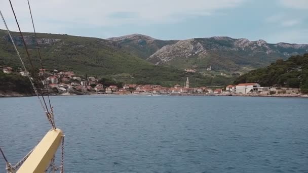 Корабль отправляется в Башка Воду. Море. Хорватия — стоковое видео