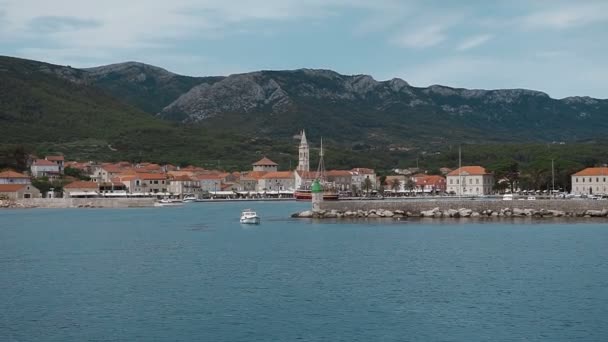 Vakker utsikt fra skipet på motorbåter som står i havet og storslagen utsikt over gamlebyen Hvar. Hvar Island Kroatia – stockvideo