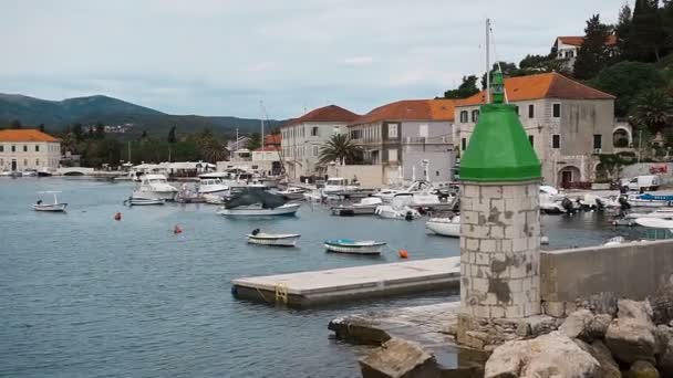 Beautiful view from the ship on motorboats standing in the sea and magnificent views of the old town of Hvar. Hvar Island Croatia — Stock Video