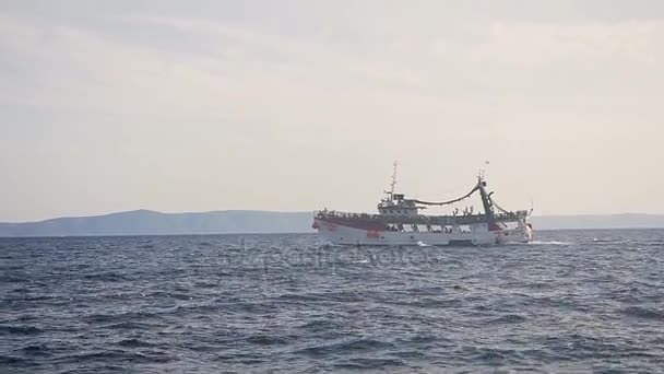 Una nave da crociera salpa in alto mare. Gente sulla nave. Dalmazia. Croazia — Video Stock