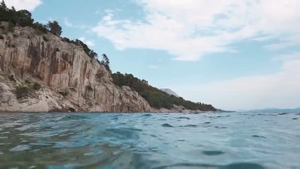 Хвилі світла білі скелі на узбережжі Адріатичного моря. Далмація. Хорватія — стокове відео