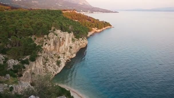 Belle vue depuis les montagnes de falaise sur la mer Adriatique. Croatie 