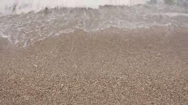 亚德里亚海卵石海滩上软波。海。达尔马提亚。克罗地亚 — 图库视频影像