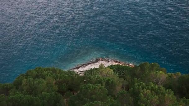 Beautiful view from the cliff mountain to the beach of Makarska through the pine forest. Dalmatia, Croatia. — Stock Video