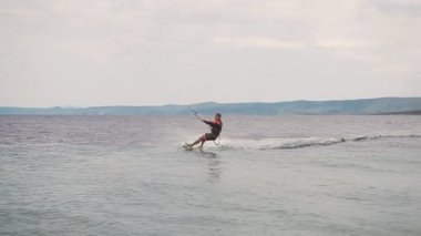 Uçurtma sörfçü ile Adriyatik Denizi dalgalar üzerinde gidiyor. Hırvatça