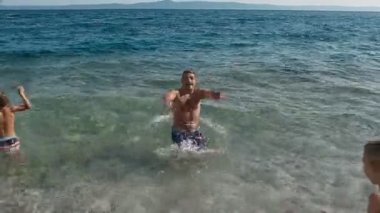 Güzel adam denize dalış. Mutlu aile tatil