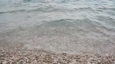 Sahilden Adriyatik Denizi için çalışan ve suya Dalış güzel küçük bir adam. Dalmaçya. Hırvatistan