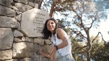 Sıcak bir günde klasik Fountain park City Split temiz su zevk parkta yürüyen mutlu genç kadın Beyaz gömlekli