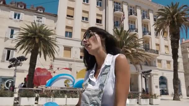 Vacker kvinna resor i Europa och promenader på mångfald Split. Kroatien — Stockvideo