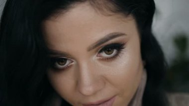 Güzel bir kadının büyüleyici bir görünüm. Güzel makyaj ile güzel kadın