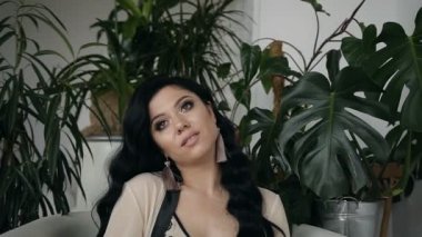 bathoom içinde poz iç çamaşırı siyah saçlı güzel hamile kadın moda iç video