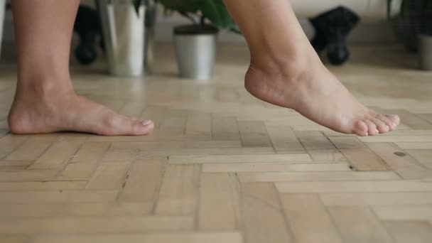 Pernas femininas bonitas. A mulher passa por uma sala com as pernas nuas — Vídeo de Stock