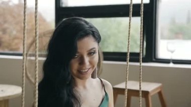 Bir güzel kızı güzel makyaj ve saç, güzel küpeler, giyinmiş kameraya benziyor. Yakın çekim çekim