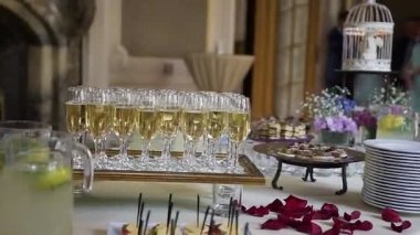 Soğuk beyaz köpüklü şarap veya şampanya duran bir festival olay ya da kutlama tepsisindeki flüt