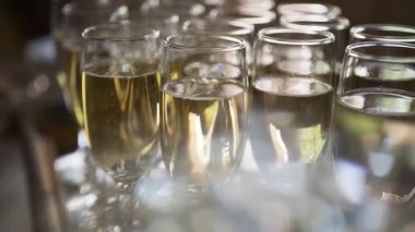 Şampanya köpüklü yakın tepsiler. Soğuk şampanya