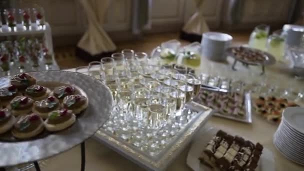 Frukostbuffé reception en vita viner champagne — Stockvideo