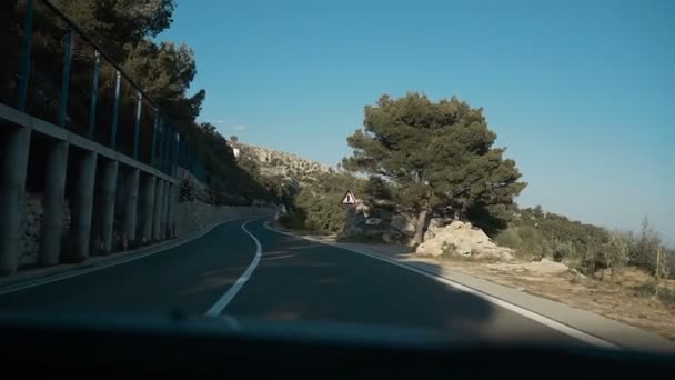 Guidare una macchina sulla strada di montagna. Strada tra montagne con drammatico cielo nuvoloso tempestoso. Paesaggio. Bella natura Croazia — Video Stock