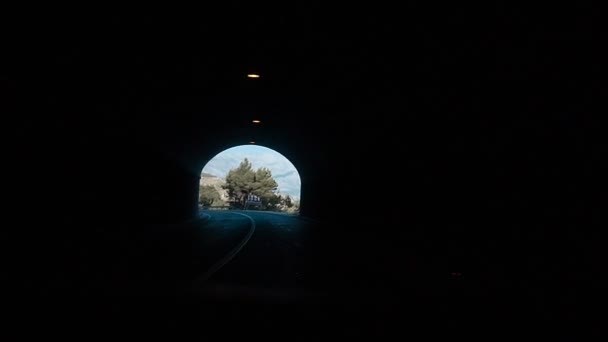 Kámen tmavě hnědých cihel tunel s letní pláž s výhledem na zelené stromy, keře, modré moře a obloha na straně druhé. Chorvatsko — Stock video