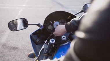 Motosikletçi anahtar ekler ve bir döngü ateşleme motoru motoru motoru başlatır.