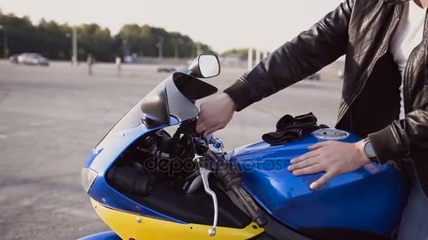 Biker uruchamia silnik w motocyklu — Wideo stockowe