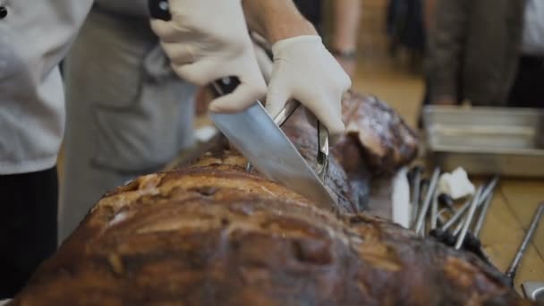 Carne de cerdo a la parrilla y cortada para servir. Delicioso y jugoso cerdo asado a la parrilla. Chefs rebanadas de carne asada — Vídeo de stock