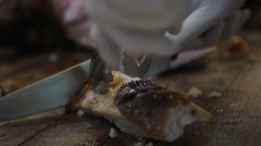 Ahşap bir gemide aşçı sulu et pişmiş lezzetli keser