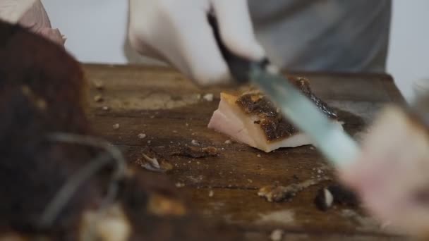 De kok snijdt de heerlijke sappige vlees gebakken — Stockvideo