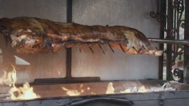 Portre. Şiş kavurma domuz, Barbekü