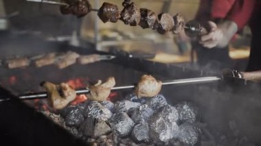 Barbekü. Marine edilmiş ızgara üzerinde kömür folyo sarılı mangal şiş patates ile pişirilir. Kömür üzerinde fırında patates