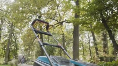 Parkta yeşil çimenlerin üzerinde harika bir çim biçme makinesi olduğunu